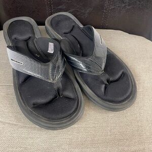Size 10 New Balance flip flops